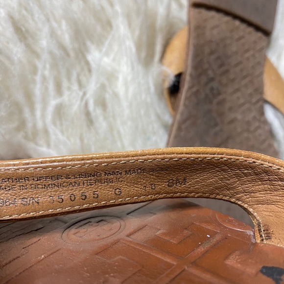 Tory Burch Thora Tan Tumbled Leather Gold Logo Flip Flop Thong Sandal - Picture 9 of 9